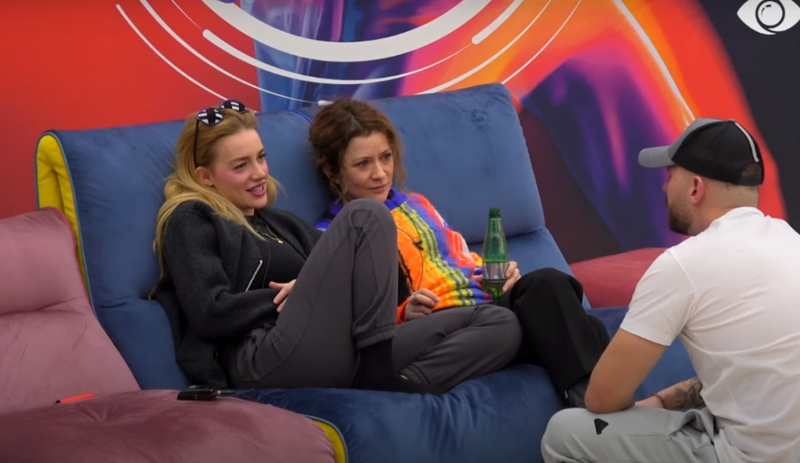 Çfarë po ndodh me vajzat? Egla paralajmëron sherr në BBV: Do të kapen për flokësh për Romeon Çfarë po ndodh me vajzat? Egla paralajmëron sherr në BBV: Do të kapen për flokësh për Romeon