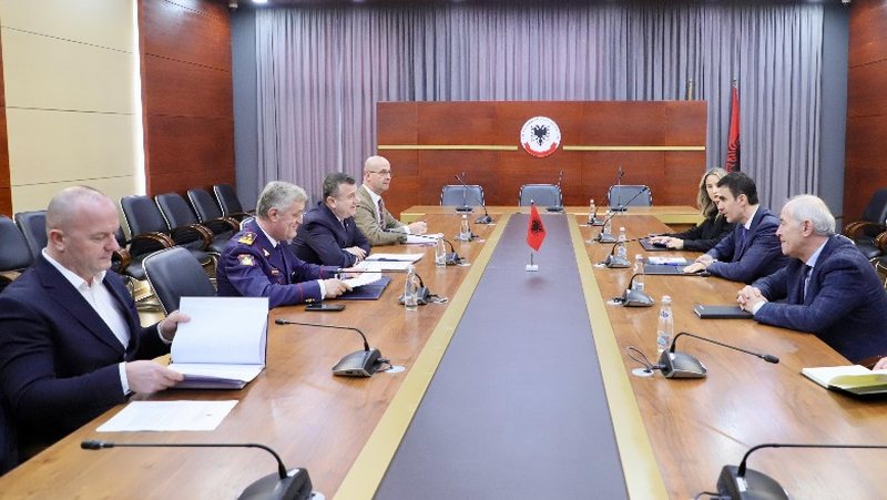 Ministri Balla takim me Prokurorin e Përgjithshëm! Kërkon hetim për dosjen e 21 Janarit dhe zbatimin e vendimit të Strasburgut për masat e arrestit pa kriter nga prokuroria Ministri Balla takim me Prokurorin e Përgjithshëm! Kërkon hetim për dosjen e 21 Janarit dhe zbatimin e vendimit të Strasburgut për masat e arrestit pa kriter nga prokuroria