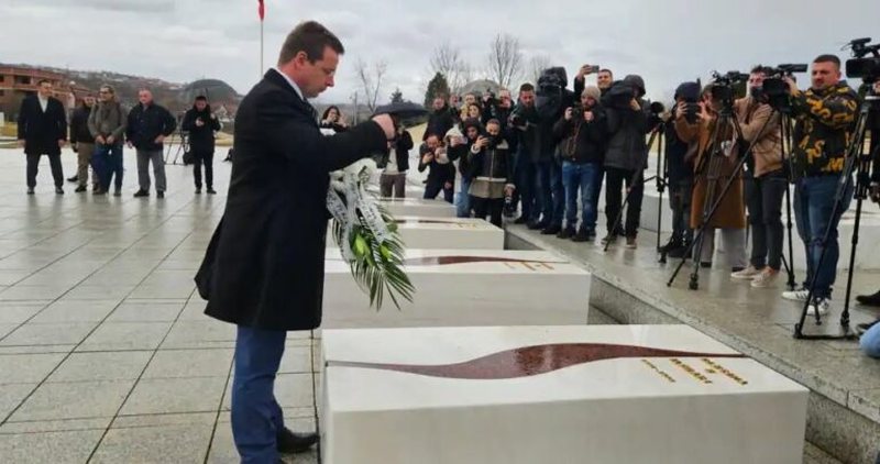 “Më fal”! Avokati serb sfidon presidentin Vuçiç, bën homazhe në varrin e Blerina Jasharit: Ti jeton përgjithmonë “Më fal”! Avokati serb sfidon presidentin Vuçiç, bën homazhe në varrin e Blerina Jasharit: Ti jeton përgjithmonë