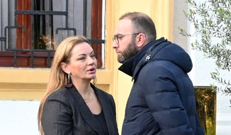 Kryetari i foltores i burgosur: Pse nuk dorëzuat rezolutë në Bruksel! “Dalldis” mbesa e Bije Vokshit i kërkon Bardhit llogari me injorancën e saj si politikane Kryetari i foltores i burgosur: Pse nuk dorëzuat rezolutë në Bruksel! “Dalldis” mbesa e Bije Vokshit i kërkon Bardhit llogari me injorancën e saj si politikane