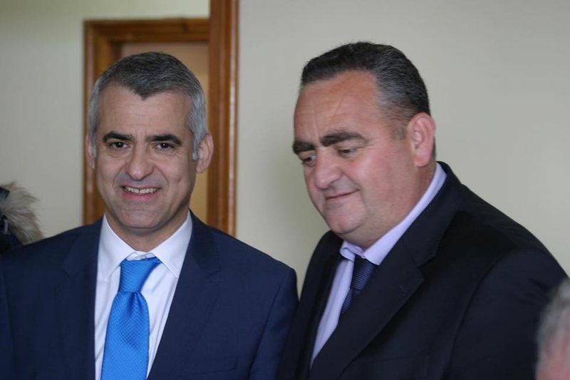 Sekretari i Omonias shpërthen kundër Dules dhe Belerit, tregon arsyet pse mbahet në burg kryebashkiaku i zgjedhur i Himarës Sekretari i Omonias shpërthen kundër Dules dhe Belerit, tregon arsyet pse mbahet në burg kryebashkiaku i zgjedhur i Himarës