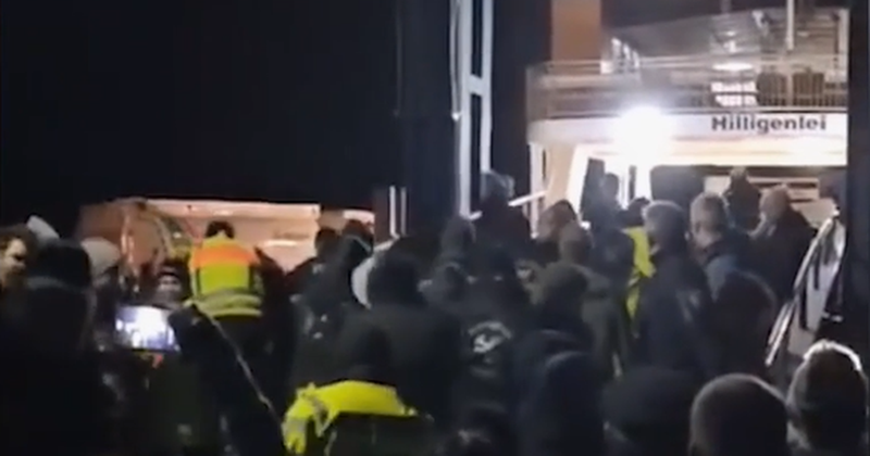 VIDEO/ Fermerët e zemëruar gjermanë bllokojnë ministrin e Financave në një traget, Scholz: E turpshme! VIDEO/ Fermerët e zemëruar gjermanë bllokojnë ministrin e Financave në një traget, Scholz: E turpshme!