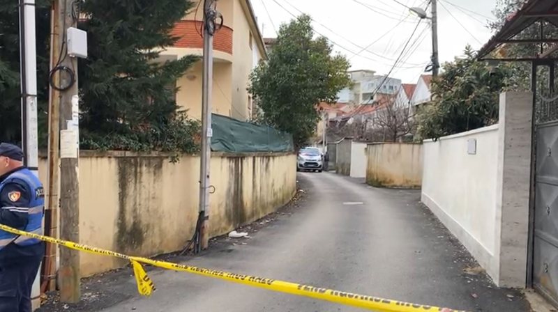 Si ndodhi vrasja me dy viktima në Tiranë? 63-vjeçari shkoi për të pirë kafe te shtëpia e vëllait, por e vrau pas sherrit për pronat Si ndodhi vrasja me dy viktima në Tiranë? 63-vjeçari shkoi për të pirë kafe te shtëpia e vëllait, por e vrau pas sherrit për pronat