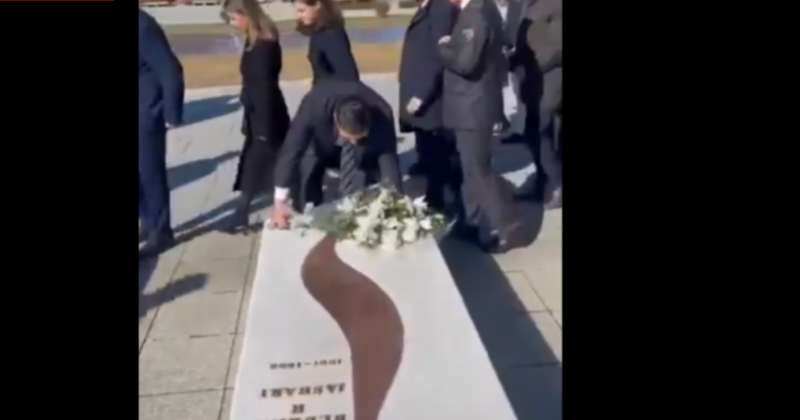 VIDEO/ Politikani serb tek varrezat e Jasharajve: Kërkova falje, edhe për ata që s’kërkuan VIDEO/ Politikani serb tek varrezat e Jasharajve: Kërkova falje, edhe për ata që s’kërkuan