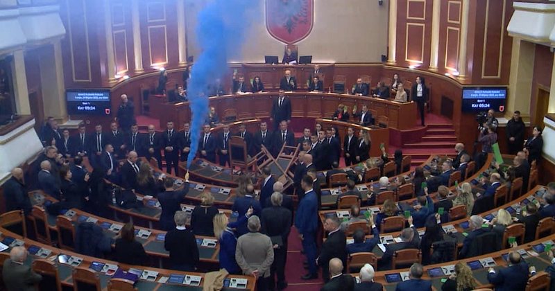 Jo pezullim nga seanca dhe pushim me paratë e shqiptarëve! Deputetëve iu pritet “buka” Jo pezullim nga seanca dhe pushim me paratë e shqiptarëve! Deputetëve iu pritet “buka”