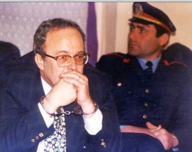 Fatosi dhe Saliu sa larg si moral! Arrestimi i Fatos Nanos i rrëfyer nga ish-sekretarja personale Fatosi dhe Saliu sa larg si moral! Arrestimi i Fatos Nanos i rrëfyer nga ish-sekretarja personale