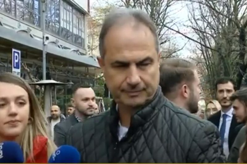 FOTOLAJM/ Djali i Bujar Nishanit “rastësisht” poshtë ballkonit të Berishës për të rrëzuar Ramën sipas Boçit FOTOLAJM/ Djali i Bujar Nishanit “rastësisht” poshtë ballkonit të Berishës për të rrëzuar Ramën sipas Boçit