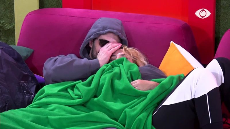 “Vetëm nga ty nuk iki…! Plasin puthjet dhe përqafimet mes Meritonit dhe Ilnisës (Video) “Vetëm nga ty nuk iki…! Plasin puthjet dhe përqafimet mes Meritonit dhe Ilnisës (Video)