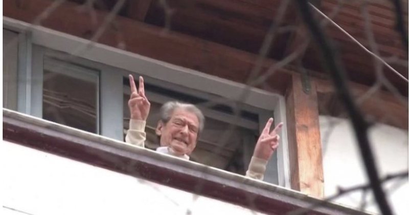 Berisha si “xhenier” për t’i vendosur siguresën gjyles që i kanë hedhur në mes të shtëpisë