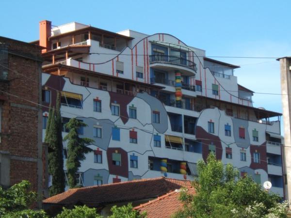 Banorët e pallatit të Saliut dhe Abit ankesë në policinë e shtetit: Shtëpitë nuk na i ka blerë Berisha! Ndaloni njerëzit pa adresë të na i bëjnë shtëpitë të pajetueshme duke “lehur” çdo natë si në pyll Banorët e pallatit të Saliut dhe Abit ankesë në policinë e shtetit: Shtëpitë nuk na i ka blerë Berisha! Ndaloni njerëzit pa adresë të na i bëjnë shtëpitë të pajetueshme duke “lehur” çdo natë si në pyll