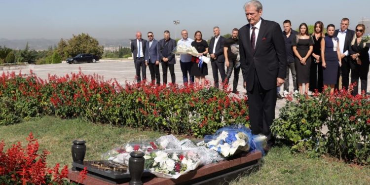 “Hjeksi” i 21 Janarit ka të drejtë! SPAK një bandë… por bandë muzikore në oborrin e tij