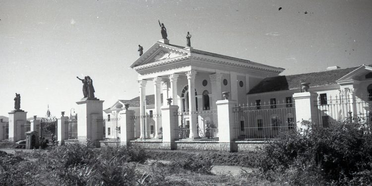 Familja Hysa në Kinostudio dhe familja Begeja tek Klubi “Partizani”! Dy fytyrat e Sali Berishës me pronat publike dhe private Familja Hysa në Kinostudio dhe familja Begeja tek Klubi “Partizani”! Dy fytyrat e Sali Berishës me pronat publike dhe private