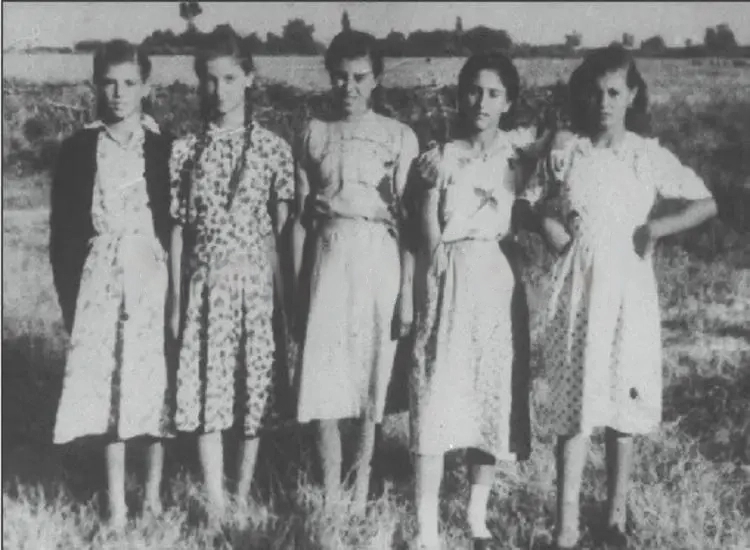 Minia, vajza e qeshur që vdiq e veshur nuse… dhe pinjollët e atyre që e vranë që të japin sot leksione demokracie Minia, vajza e qeshur që vdiq e veshur nuse… dhe pinjollët e atyre që e vranë që të japin sot leksione demokracie