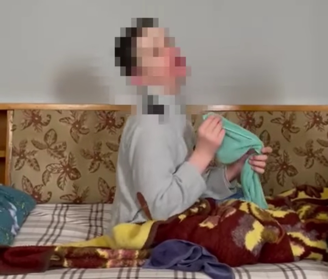 Sot takova një nënë me kokën e ulur… Sot takova një nënë me kokën e ulur…