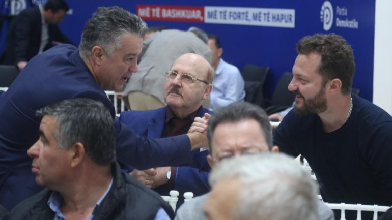 Osman Mula vë kujen poshtë dritares së Saliut: Ma paç faqen e zezë, Edi Rama! Urrejtja ndaj meje të ka pushtuar trurin dhe sytë, ndaj s’më jep pensionin e veçantë Osman Mula vë kujen poshtë dritares së Saliut: Ma paç faqen e zezë, Edi Rama! Urrejtja ndaj meje të ka pushtuar trurin dhe sytë, ndaj s’më jep pensionin e veçantë