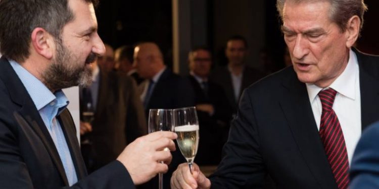 Revoltohet e vetmja specie e bllokut që bënë demokratin nëpër media bashkë me djalin e tezes Gimin e puros Andi Bushati: “Të korruptuar, lapangjozë, by**lëpirës! Na çanë trapin me amerikanët Revoltohet e vetmja specie e bllokut që bënë demokratin nëpër media bashkë me djalin e tezes Gimin e puros Andi Bushati: “Të korruptuar, lapangjozë, by**lëpirës! Na çanë trapin me amerikanët