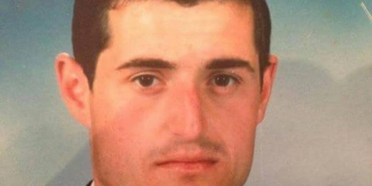 Juristi i arsimuar në kioskën “Kristal” i konvertuar në gazetar Çim Peku sulmon “Zërin e Amerikës”: Është media e kapur, urdhërohen nga Fuga dhe Rama Juristi i arsimuar në kioskën “Kristal” i konvertuar në gazetar Çim Peku sulmon “Zërin e Amerikës”: Është media e kapur, urdhërohen nga Fuga dhe Rama