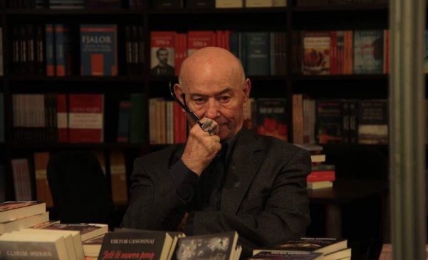 Fotos Kongoli sot feston ditëlindjen: A e dini që është propozuar për Çmimin Nobel? Fotos Kongoli sot feston ditëlindjen: A e dini që është propozuar për Çmimin Nobel?