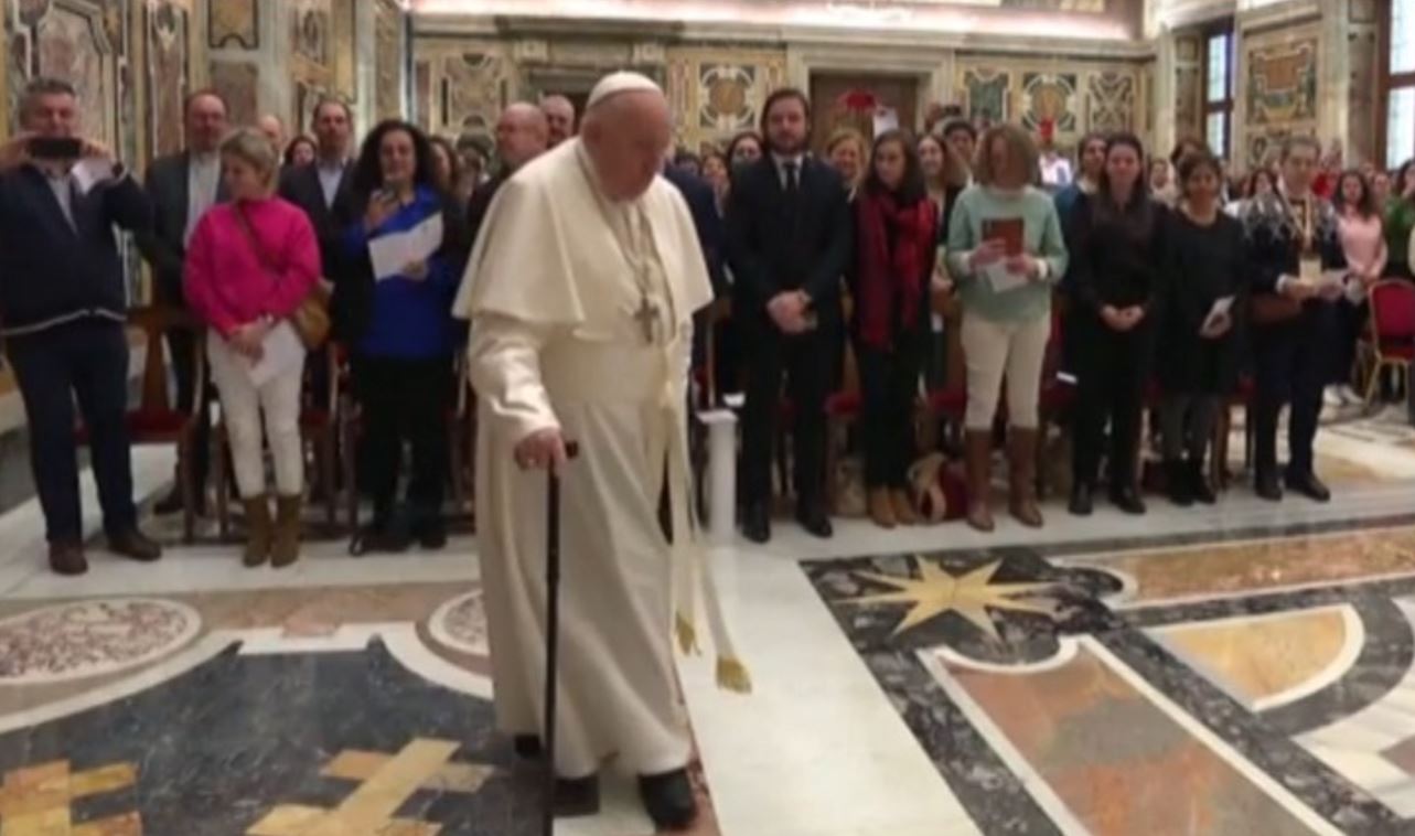 “Më falni, por nuk vazhdoj dot”! Po deshët u jap një kopje: Papa Françesku nuk lexon dot fjalimin. ! “Më falni, por nuk vazhdoj dot”! Po deshët u jap një kopje: Papa Françesku nuk lexon dot fjalimin. !