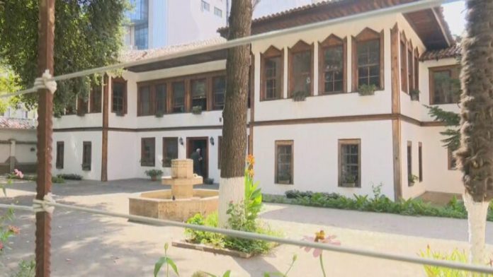 Sarajet e Tiranës, banesa që ‘rrëfejnë’ si jetonin feudalët e shekullit XIX (Video)