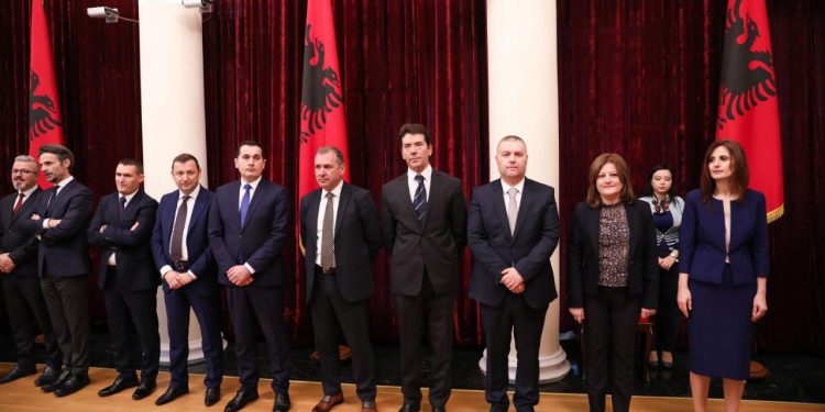 Qytetarët mosbesues dhe të zhgënjyer me SPAK! Si “milingona” në malin e korrupsionit Berisha- Meta, si “skifterë” për administratën e Edi Ramës Qytetarët mosbesues dhe të zhgënjyer me SPAK! Si “milingona” në malin e korrupsionit Berisha- Meta, si “skifterë” për administratën e Edi Ramës