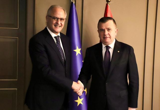 Ndihmoi në ekstradimin e vrasësit të Ardian Nikulajt: Taulant Balla pret ambasadorin e Marokut Youssef Balla Ndihmoi në ekstradimin e vrasësit të Ardian Nikulajt: Taulant Balla pret ambasadorin e Marokut Youssef Balla