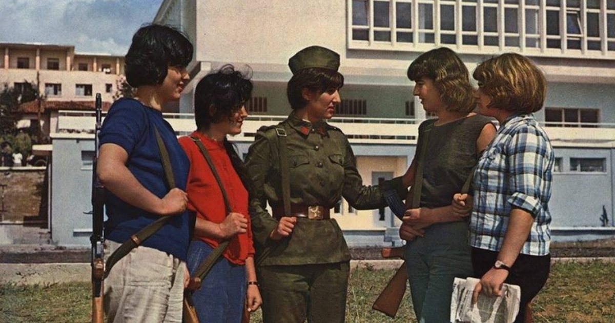 Nxënësit me armë në dorë! Qeveria kosovare kthen “ushtaraken” dhe “zborin” e Enverit Nxënësit me armë në dorë! Qeveria kosovare kthen “ushtaraken” dhe “zborin” e Enverit