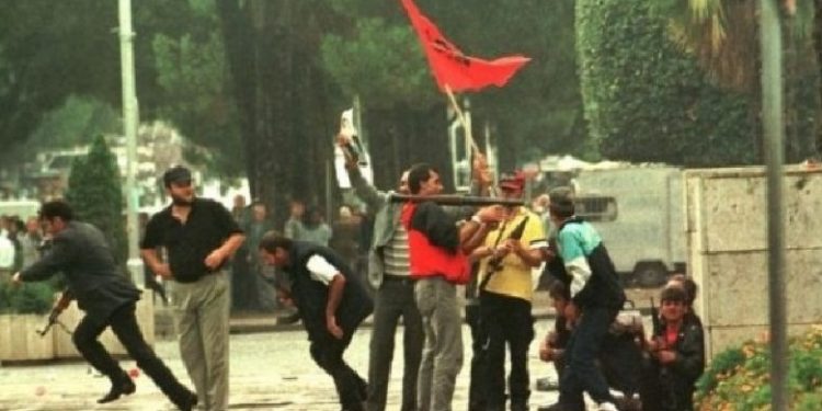 Gafa e dhëndrit nën arrest! Na kujton se Sali Berisha duhet të hetohet edhe për 14 shtatorit… nuk është vepër e parashkruar Gafa e dhëndrit nën arrest! Na kujton se Sali Berisha duhet të hetohet edhe për 14 shtatorit… nuk është vepër e parashkruar