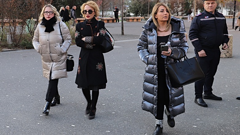 FOTO / Nuk votuan ndihmën ekonomike për njerëzit në nevojë, këshilltarët e Berishës dhe Metës shkojnë me ‘Armani’ dhe ‘Moncler’ në Këshill Bashkiak FOTO / Nuk votuan ndihmën ekonomike për njerëzit në nevojë, këshilltarët e Berishës dhe Metës shkojnë me ‘Armani’ dhe ‘Moncler’ në Këshill Bashkiak