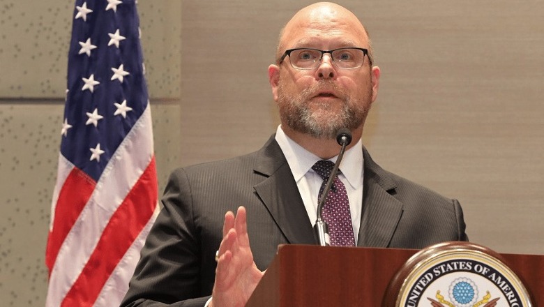 Bini “ligjërata” në Irlandë! Ambasadori amerikan në Prishtinë: SHBA mbështet Kosovën e kjo nuk vjen falas, jo qeverinë e Kosovës në zgjedhjen e politikave që ajo i bën