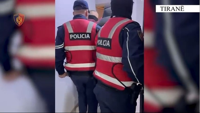 Mashtroi të riun duke i marrë 215 mijë euro, pranga punonjësit të bankës në Tiranë! I premtoi se do ta pajiste me pasaportë bullgare dhe do ta bënte aksioner në një kompani në Turqi Mashtroi të riun duke i marrë 215 mijë euro, pranga punonjësit të bankës në Tiranë! I premtoi se do ta pajiste me pasaportë bullgare dhe do ta bënte aksioner në një kompani në Turqi