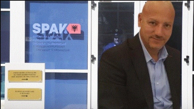 I morën klinikës private 30 mijë lekë që mos ta gjobisin, nis gjykimi për 3 ish-zyrtarët, mes tyre edhe vëllai i ish-presidentit Nishani! Në gjykim edhe 2 mjekë I morën klinikës private 30 mijë lekë që mos ta gjobisin, nis gjykimi për 3 ish-zyrtarët, mes tyre edhe vëllai i ish-presidentit Nishani! Në gjykim edhe 2 mjekë