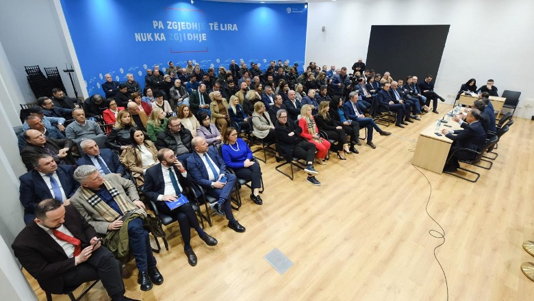 Mero Baze: Nuk po bashkohen, po rreshtohen! Mero Baze: Nuk po bashkohen, po rreshtohen!