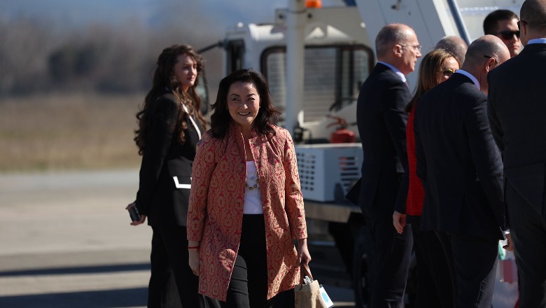 FOTOLAJM/ Yuri Kim kthehet në Tiranë, Mesazhi i ambasadores para se të largohej: ‘Non grata-t’ duan t’i vënë zjarrin vendit FOTOLAJM/ Yuri Kim kthehet në Tiranë, Mesazhi i ambasadores para se të largohej: ‘Non grata-t’ duan t’i vënë zjarrin vendit