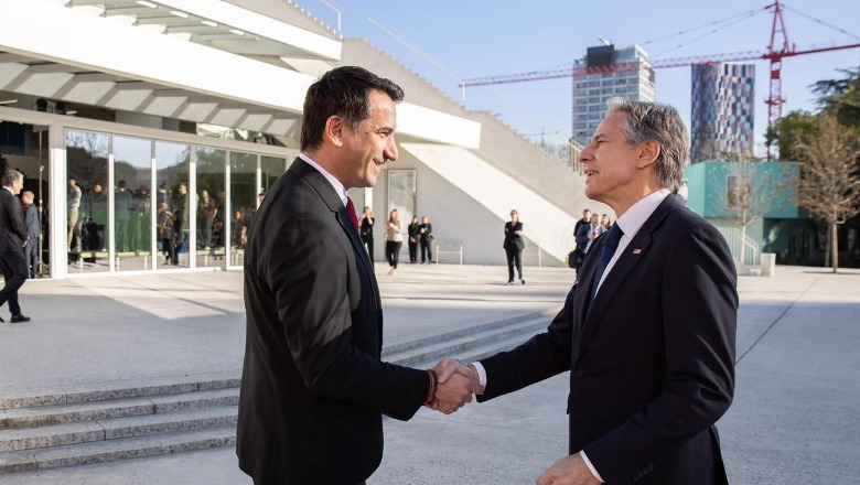 Veliaj takohet me Blinken: Kënaqësi t’i tregoja investimin më të madh të përbashkët shqiptaro-amerikan në Kryeqytet, Piramidën e Tiranës Veliaj takohet me Blinken: Kënaqësi t’i tregoja investimin më të madh të përbashkët shqiptaro-amerikan në Kryeqytet, Piramidën e Tiranës
