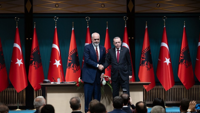Konferencë e jashtëzakoshme për shtyp! Rama: Turqia e pazëvendësueshme në garantimin e të nesërmes! Erdoğan: I shtrenjti miku im, Edi Rama, t’i ngremë në nivel më të lartë marrëdhëniet mes nesh Konferencë e jashtëzakoshme për shtyp! Rama: Turqia e pazëvendësueshme në garantimin e të nesërmes! Erdoğan: I shtrenjti miku im, Edi Rama, t’i ngremë në nivel më të lartë marrëdhëniet mes nesh
