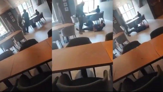 VIDEO/ Momenti kur Radojiçiç godet me grusht ish-kryetarin e Mitrovicës së Veriut VIDEO/ Momenti kur Radojiçiç godet me grusht ish-kryetarin e Mitrovicës së Veriut