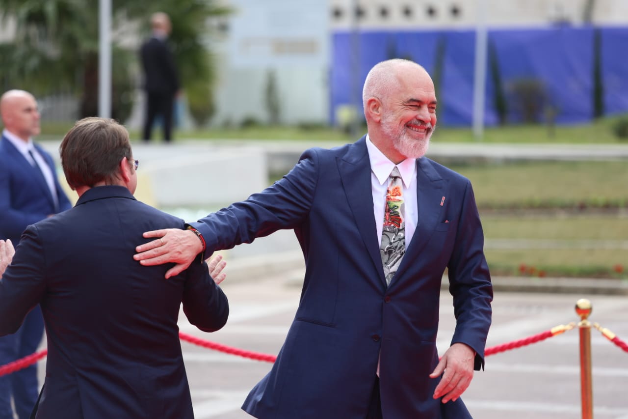 FOTOT/ Varhelyi ngatërron rrugën, Rama shkrihet së qeshuri! Çfarë s’u pa nga pritja e liderëve FOTOT/ Varhelyi ngatërron rrugën, Rama shkrihet së qeshuri! Çfarë s’u pa nga pritja e liderëve