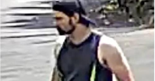 Burri i mistershëm i jep pensionistit $5000 dhe largohet me vrap, teksa askush nuk di përse Burri i mistershëm i jep pensionistit $5000 dhe largohet me vrap, teksa askush nuk di përse