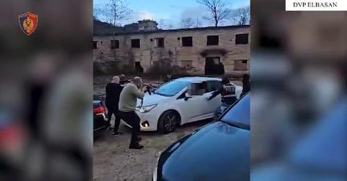 VIDEO/ Me kallashnikovë në duar, forcat operacionale rrethojnë makinën e dy të rinjve dhe u vënë prangat! VIDEO/ Me kallashnikovë në duar, forcat operacionale rrethojnë makinën e dy të rinjve dhe u vënë prangat!