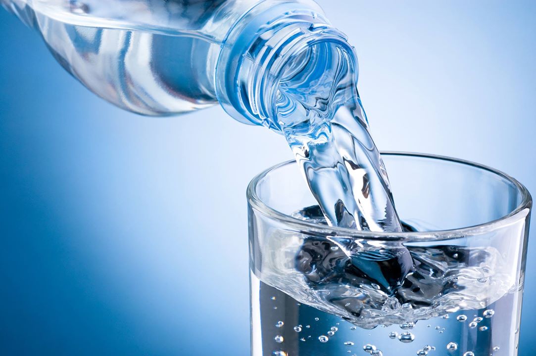 Sa shpesh duhet të pini ujë për të qenë të hidratuar?