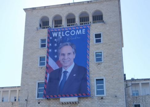 FOTOLAJM/ “Mirëserdhe zoti Blinken”, nisin përgatitjet për vizitën e Sekretarit amerikan të Shtetit në Tiranë FOTOLAJM/ “Mirëserdhe zoti Blinken”, nisin përgatitjet për vizitën e Sekretarit amerikan të Shtetit në Tiranë