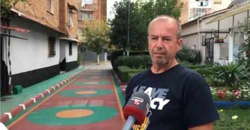 Korçari vullnetar kthen lagjen model pastërtie, pikturon rrugët dhe mbjell lule: Çdo ditë pastrojmë, njerëzit te mos hedhin as bishtat e cigareve (Video) Korçari vullnetar kthen lagjen model pastërtie, pikturon rrugët dhe mbjell lule: Çdo ditë pastrojmë, njerëzit te mos hedhin as bishtat e cigareve (Video)