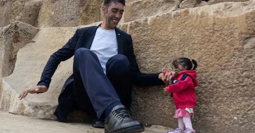 Burri më i gjatë në botë dhe gruaja më e shkurtër takohen në SHBA Burri më i gjatë në botë dhe gruaja më e shkurtër takohen në SHBA