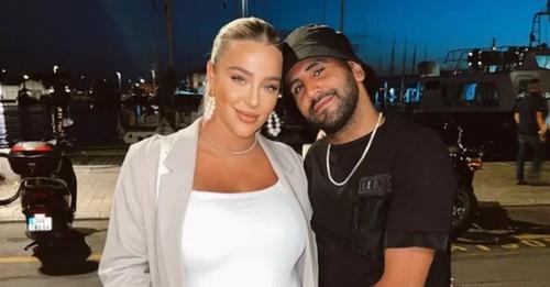 “Nuk na vjen njeri për vizitë”! Bashkëshortja e sulmuesit të njohur: Arabia, eksperiencë e vështirë S’shkoj dot në pishinë e s’pi në shtëpinë time “Nuk na vjen njeri për vizitë”! Bashkëshortja e sulmuesit të njohur: Arabia, eksperiencë e vështirë S’shkoj dot në pishinë e s’pi në shtëpinë time