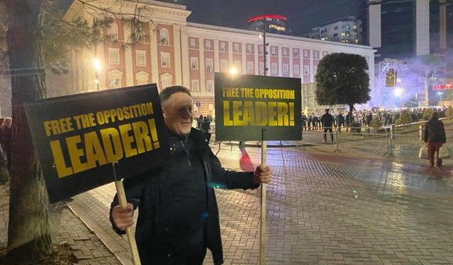 FOTOT/  Familja Berisha sponsorizon udhëtimin e gazetarit të “Bild”, Peter Tiede tek protesta në Tiranë dhe vizitën  poshtë ballkonit
