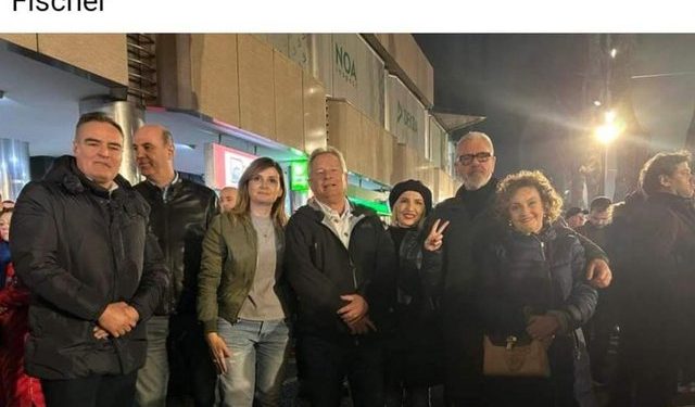 Më takuan 15 sekonda në rrugë dhe kërkuan të bënin foto me mua, as nuk i njoh kush janë! Historiani i njohur gjerman reagon pas manipulimit të shëmtuar të portalit të Zenit nga Tabaku dhe Guxholli, si protestues i Berishës Më takuan 15 sekonda në rrugë dhe kërkuan të bënin foto me mua, as nuk i njoh kush janë! Historiani i njohur gjerman reagon pas manipulimit të shëmtuar të portalit të Zenit nga Tabaku dhe Guxholli, si protestues i Berishës