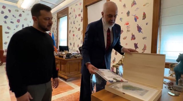 Rama pret në Kryeministri Zelensky-n: Ja dhurata e veçantë që i dha presidentit ukrainas! Rama pret në Kryeministri Zelensky-n: Ja dhurata e veçantë që i dha presidentit ukrainas!