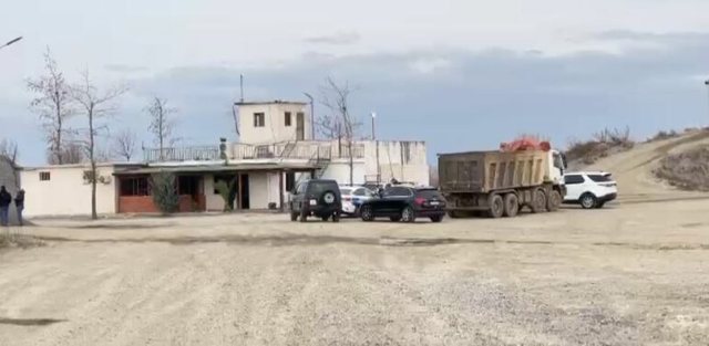 Atentat brenda zyrës pronarit të një firme inertesh në Kurbin, mbetet i plagosur! Vritet aksidentalisht ekonomisti Atentat brenda zyrës pronarit të një firme inertesh në Kurbin, mbetet i plagosur! Vritet aksidentalisht ekonomisti