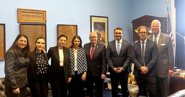 Këlliçi dhe Alizoti udhëtojnë deri në Washington për të dalë foto me vajzën e… Ilir Metës Këlliçi dhe Alizoti udhëtojnë deri në Washington për të dalë foto me vajzën e… Ilir Metës